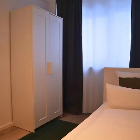 Гостевой дом D10 I Shared Bathrooms&kitchen Гархинг-бай-Мюнхен