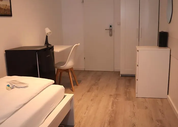 Pensionat D10 I Shared Bathrooms&kitchen Garching bei München